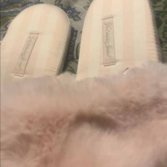 Victoria's Secret Soft Pink Slippers - Picture 2 of 4